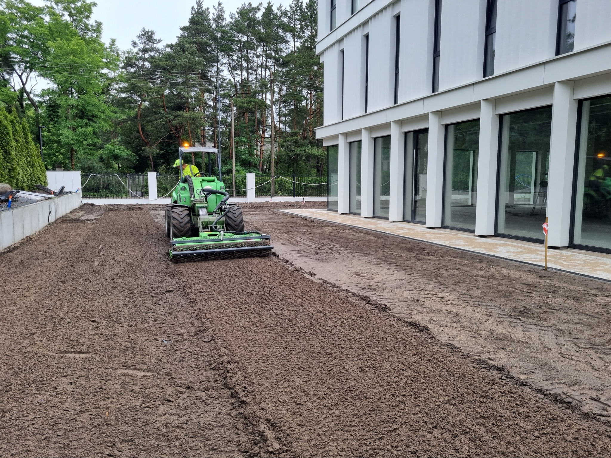 Przygotowanie terenu pod wysiew trawy glebogryzarką separacyjną