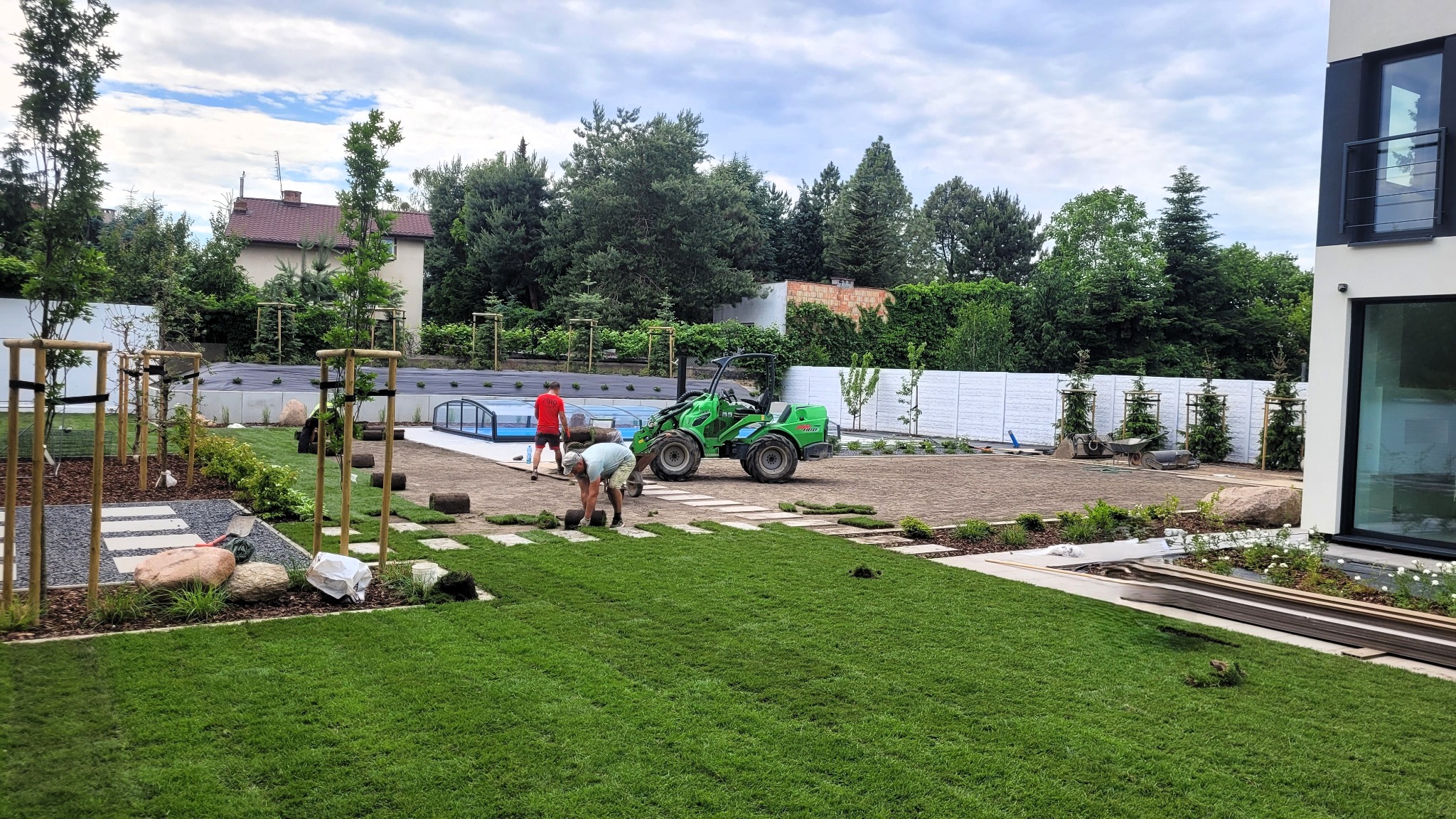 Zakładanie trawnika z rolki