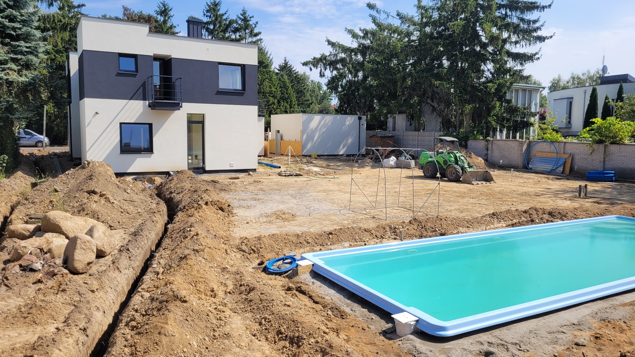 Osadzenie miski basenowej