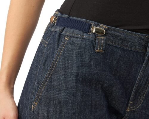 Fragment damskich jeansów z szelkami w kolorze granatowym, przypiętymi do paska, widoczne detale szwów i kieszeni, ciemny denim, zbliżenie na pas.