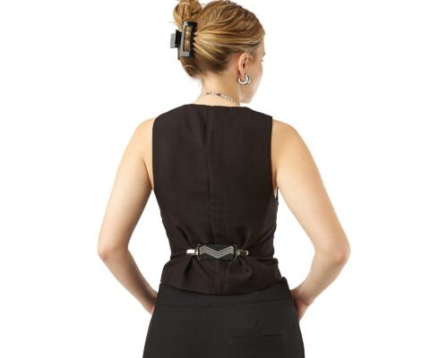 Tył eleganckiej, czarnej kamizelki damskiej z ozdobnym zapięciem na plecach, na kobiecie z upiętymi włosami. Widok od tyłu, na białym tle.