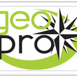 Grafika z logo 'geo pro' w kolorach zieleni i czerni, z motywem kompasu, umieszczona na białym tle w prostokątnej ramce.