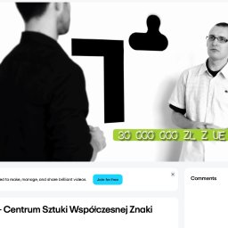 Błażej Banyś - Ujęcie z czarno-białego filmu: dwóch mężczyzn, jeden w czarnej marynarce, drugi w jasnej koszuli, logo i napis '30 000 000 ZŁ Z UE' na zielonym pasku.