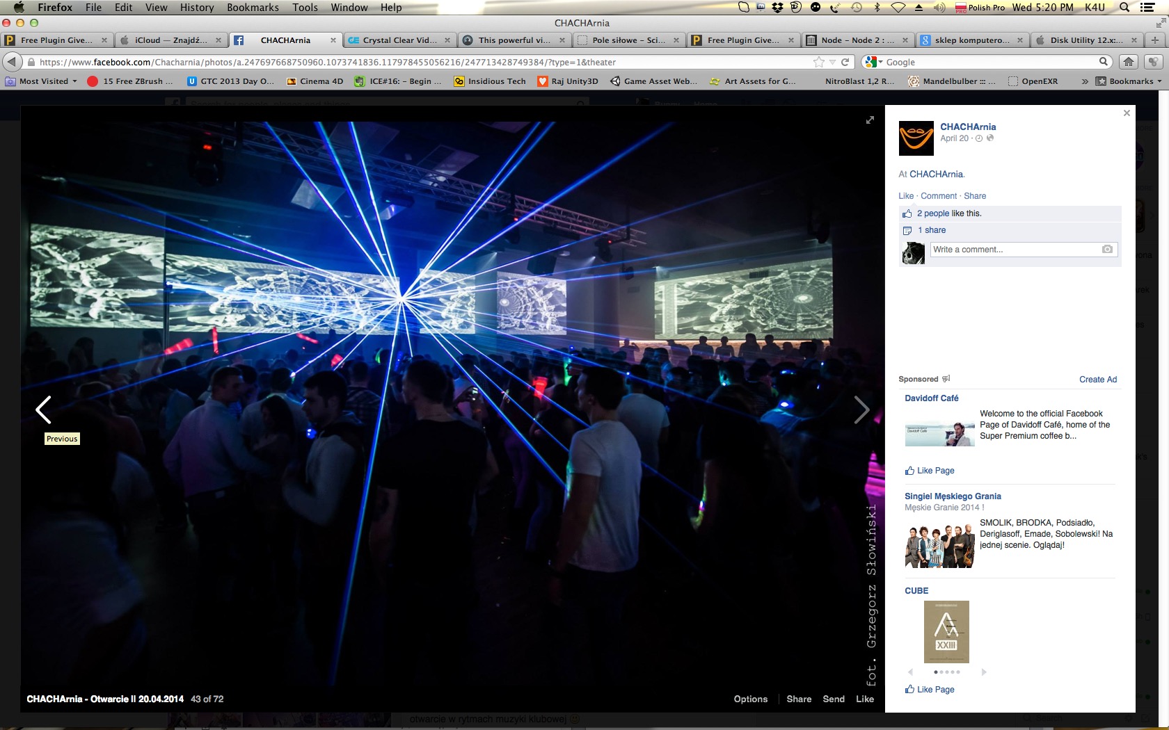 Impreza klubowa z laserami i tłumem ludzi. Na ścianach wyświetlane abstrakcyjne obrazy. Dynamiczne światło tworzy atmosferę wydarzenia.