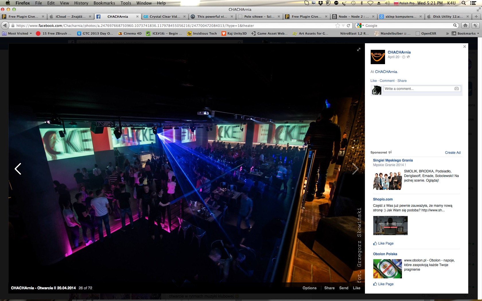 Wnętrze klubu nocnego z widokiem z góry, oświetlone laserami i ekranami z napisem 'CKE', wypełnione bawiącymi się ludźmi. Widok z antresoli na parkiet.