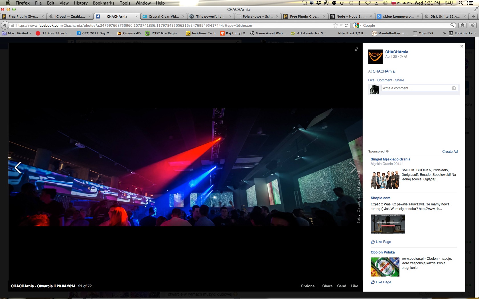 Wnętrze klubu nocnego oświetlone czerwonymi i niebieskimi światłami, z widocznym tłumem ludzi na parkiecie. Ekrany LED w tle dodają dynamiki.