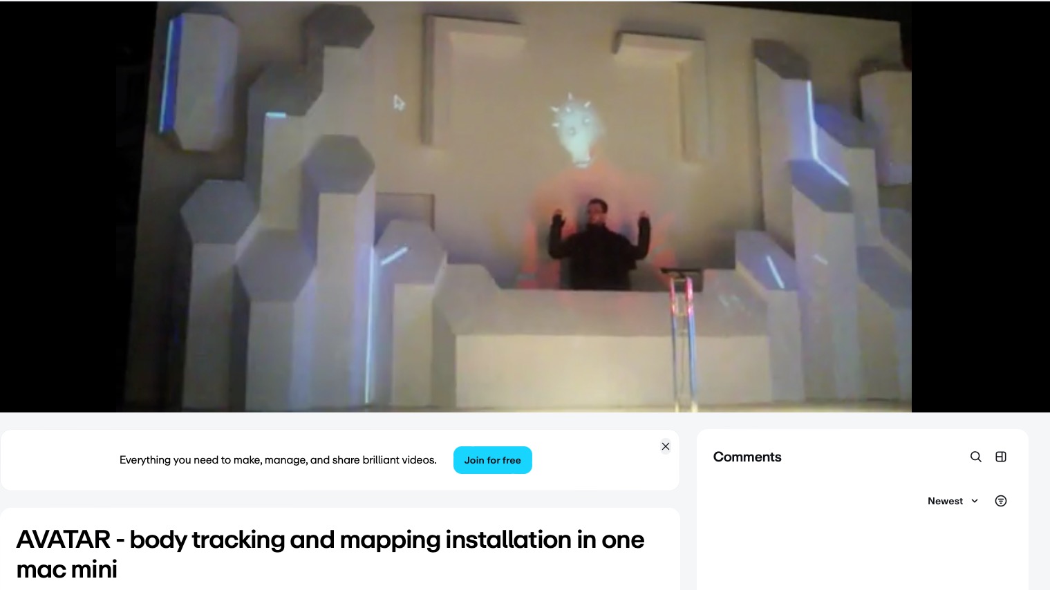 Instalacja AVATAR w Olkuszu: śledzenie ruchu ciała i mapowanie, z mężczyzną w czarnej bluzie na tle białej, geometrycznej ściany z projekcją.
