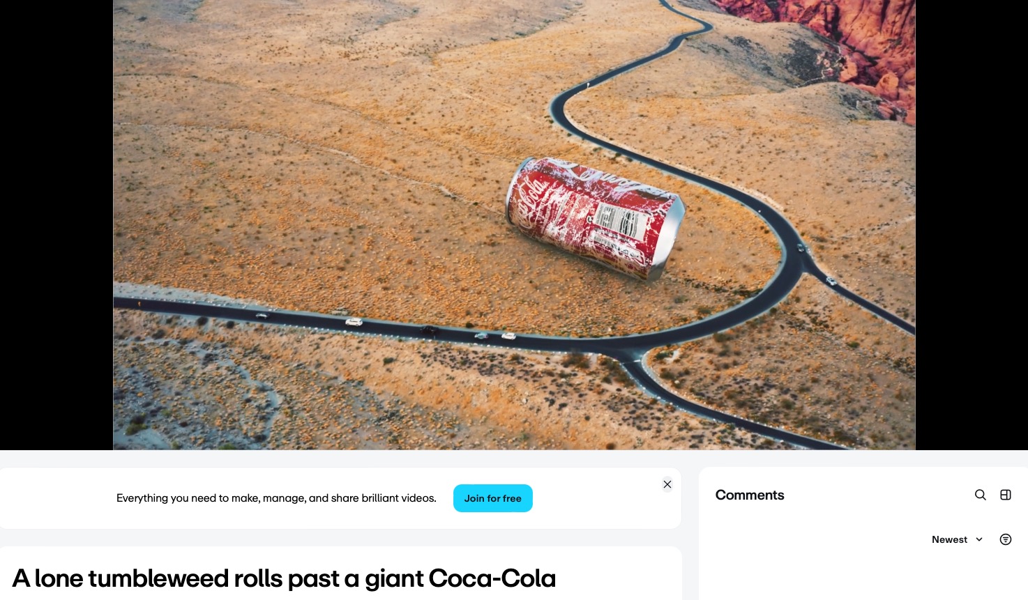 Kreatywne ujęcie z drona: Gigantyczna puszka Coca-Coli leży na pustynnym krajobrazie, obok krętej drogi z jadącymi samochodami. Czerwone skały w tle dodają koloru.