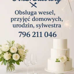 Elegancki stół z tortem, kwiatami i zastawą, oferta A.L. Catering na wesela, przyjęcia domowe, urodziny i Sylwestra, iskrzące się zimne ognie w tle.