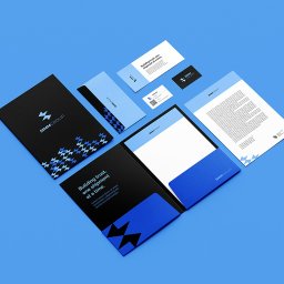 ScaleStudio - Kompletny branding firmy SIMMGROUP: wizytówka, papier firmowy, teczka i folder w kolorach czerni i błękitu, na jednolitym, błękitnym tle. Układ diagonalny, minimalistyczny design.
