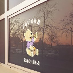 Agencja reklamy Zielona Góra ScaleStudio oraz jej realizacja logo na szybie lokalu dla klienta - logo Pasieki Raculka w druku wielkoformatowym.