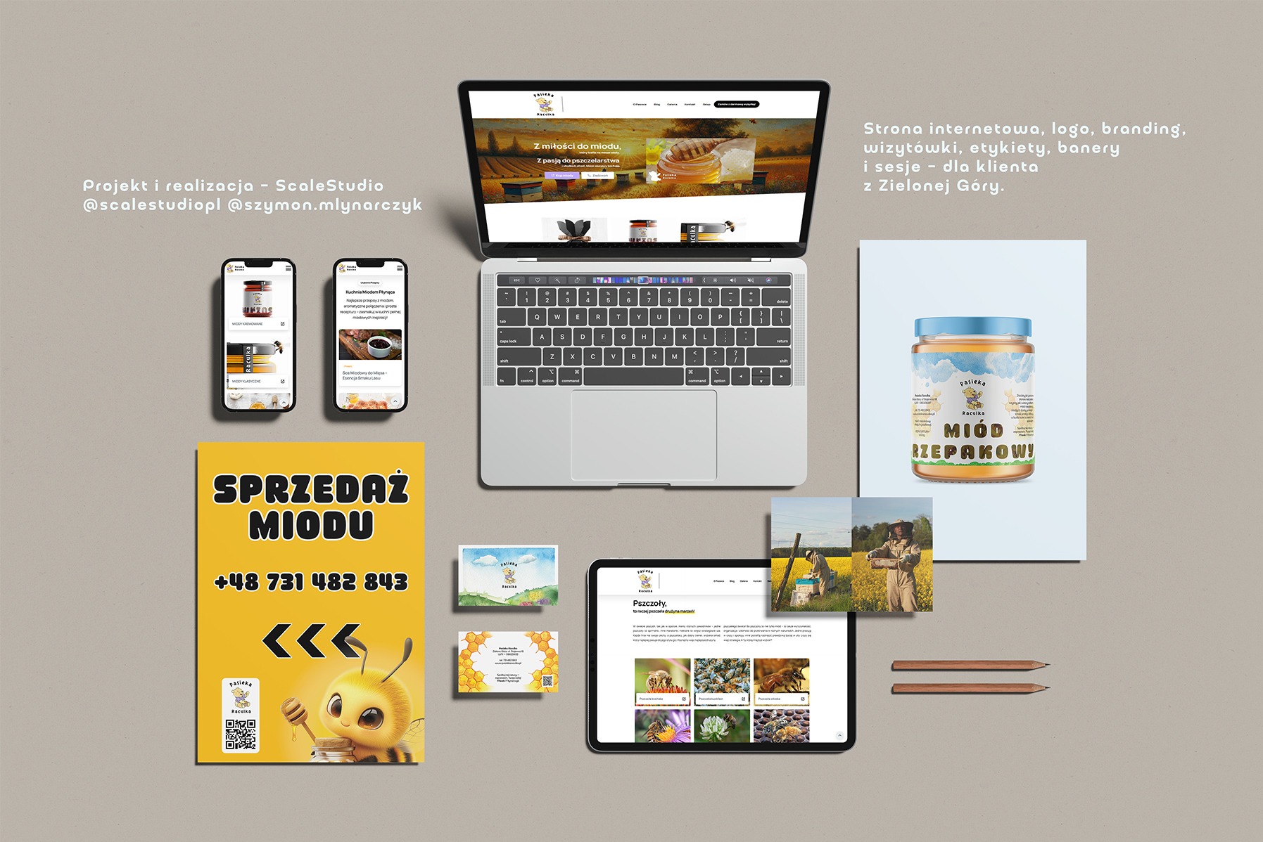 Kompozycja prezentująca branding i stronę internetową dla pasieki. Widoczny laptop z otwartą stroną, tablet, telefony, wizytówka, plakat i etykieta miodu. Całość w stonowanej kolorystyce.