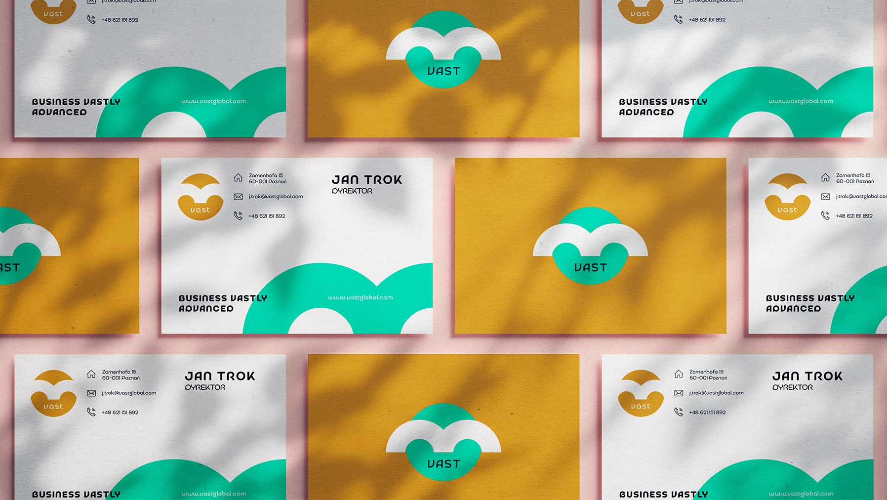 Układ wizytówek firmy Vast z logo w kształcie chmury, adres, e-mail i numer telefonu. Karty w kolorach białym, żółtym i turkusowym, z cieniem liści.