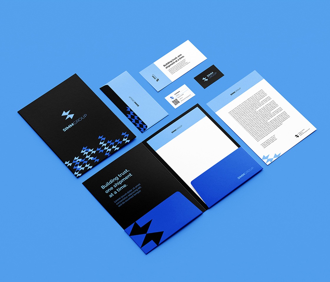 Kompletny branding firmy SIMMGROUP: wizytówka, papier firmowy, teczka i folder w kolorach czerni i błękitu, na jednolitym, błękitnym tle. Układ diagonalny, minimalistyczny design.