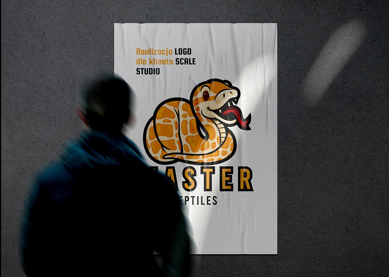 Plakat z ilustracją węża, logo 'Master Reptiles', wisi na szarej ścianie, oświetlony smugą światła. Zamazana sylwetka osoby z lewej strony. Realizacja logo Scale Studio.