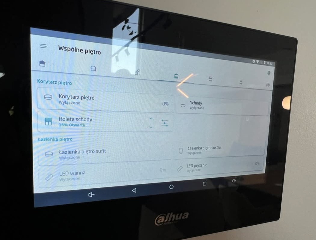 Panel sterowania inteligentnego domu Dahua: widok na interfejs z opcjami konfiguracji oświetlenia i rolet dla różnych pomieszczeń na wspólnym piętrze.