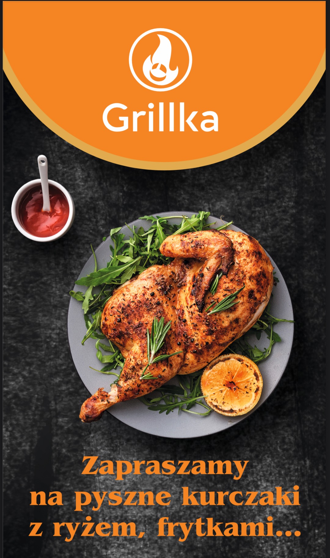 Apetyczny kurczak z rozmarynem i cytryną na talerzu, sos w miseczce, całość w aranżacji graficznej marki Grillka, zapraszającej na dania z ryżem i frytkami.