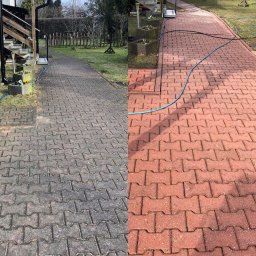 PH Daniel Hoppa - Efekt 'przed i po' czyszczenia kostki brukowej. Lewa strona brudna, szara. Prawa strona czysta, czerwona. Wąż ciśnieniowy na kostce.