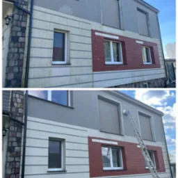 Zdjęcie elewacji domu przed i po myciu, z widoczną różnicą w czystości i odświeżonym wyglądem. Na elewacji oparta drabina z narzędziami do czyszczenia.
