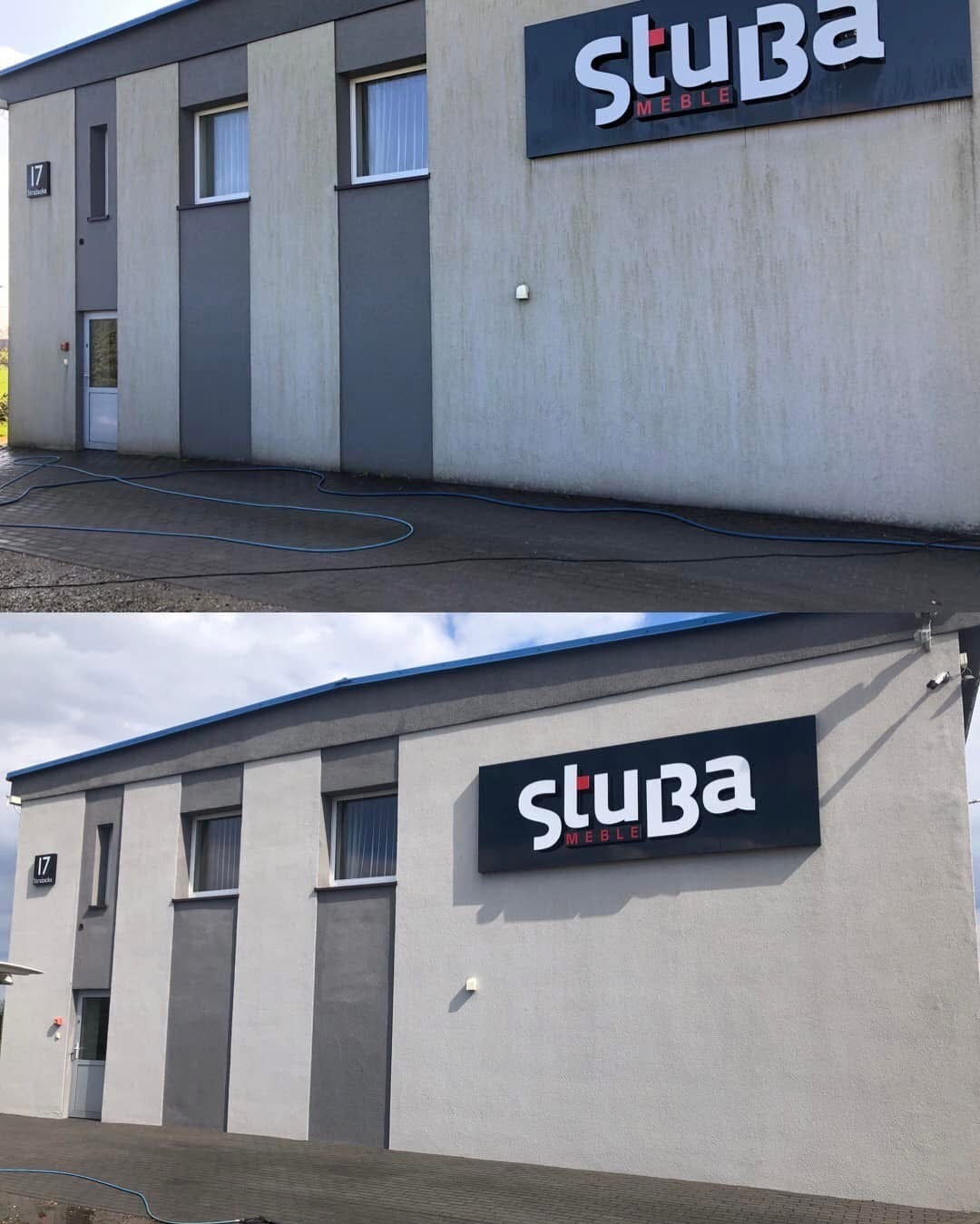 Budynek przed i po czyszczeniu elewacji, widoczna różnica w czystości ściany z szyldem 'Stuba Meble' oraz kostki brukowej. Wąż ciśnieniowy na ziemi.