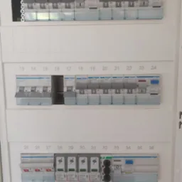 Rozdzielnica elektryczna Hager Volta IP30 z bezpiecznikami i wyłącznikami, numery od 1 do 36, widok z bliska na białą obudowę i zainstalowane komponenty.