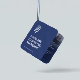 Niebieska zawieszka reklamowa z logo i hasłem 'Konsulting i doradztwo dla biznesu' na sznurku, z widocznym fragmentem zdjęcia osoby w tle.