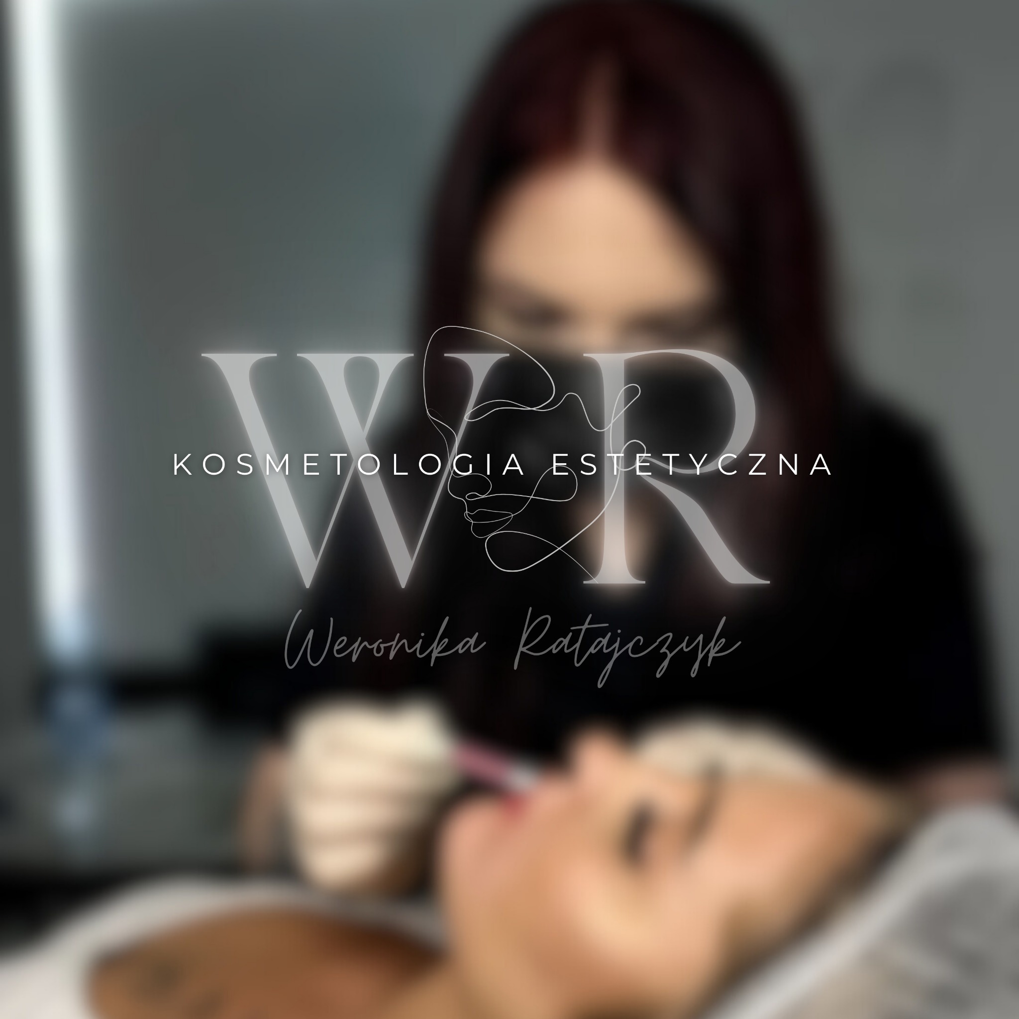 Zamazane ujęcie z zabiegu na usta z logotypem firmy. Igła w ustach klientki. Widoczna twarz osoby wykonującej zabieg. Stonowana kolorystyka i rozmyte tło.