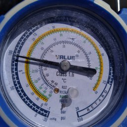 HVAC Instalacje Robert Knotek - Manometr VALUE Class 1.6 z podziałką w stopniach Celsjusza i psi, wskazujący ciśnienie w instalacji chłodniczej z czynnikami R32, R134a, R410A, R407C.