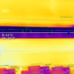 HVAC Instalacje Robert Knotek - Termowizyjne zdjęcie klimatyzatora Samsung, ukazujące rozkład temperatur. Widoczne wartości średniej i minimalnej temperatury. Dolna część kadru z książkami.