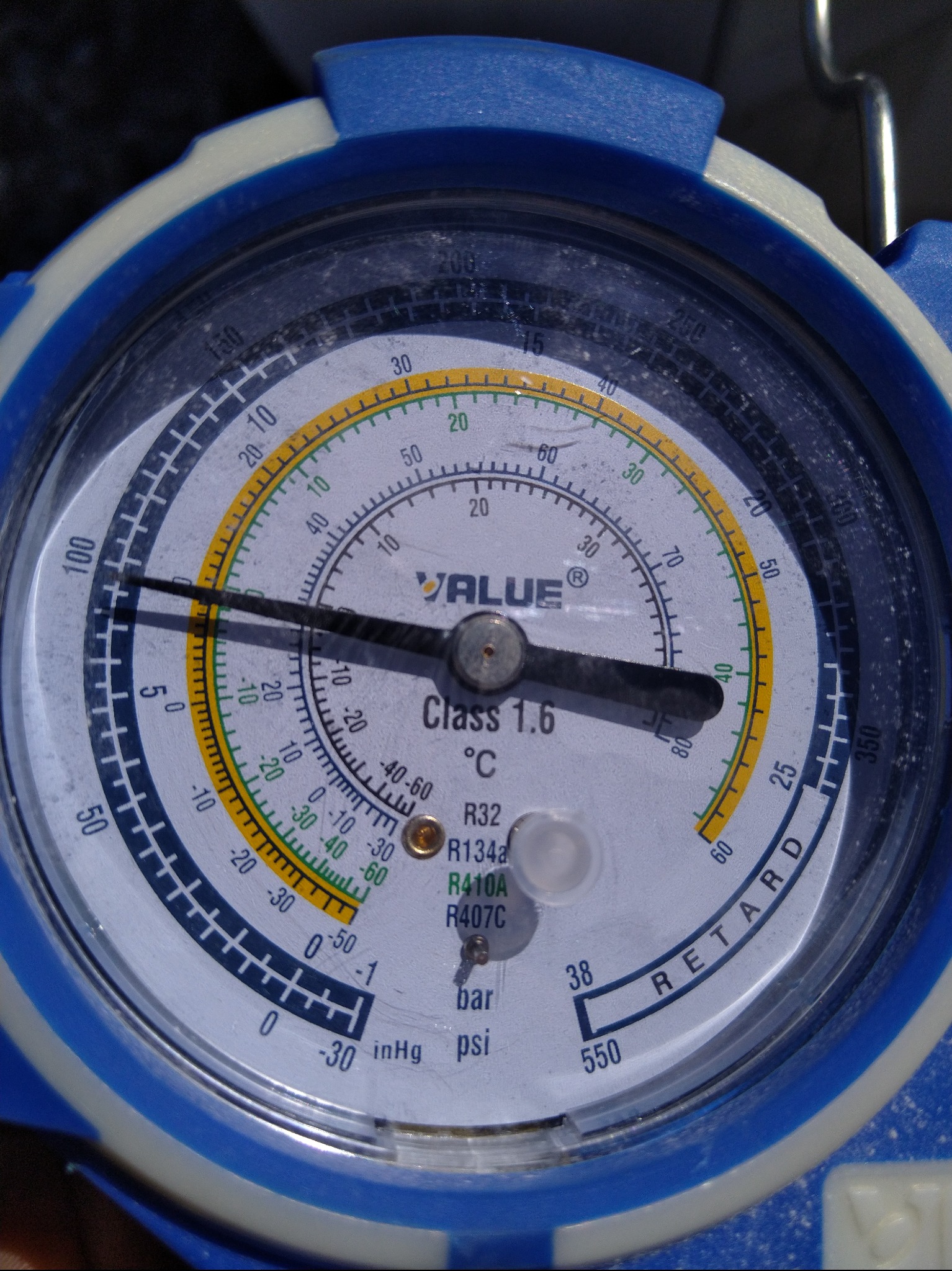 Manometr VALUE Class 1.6 z podziałką w stopniach Celsjusza i psi, wskazujący ciśnienie w instalacji chłodniczej z czynnikami R32, R134a, R410A, R407C.