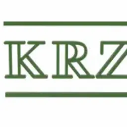 Logo firmy KRZR z geometrycznym symbolem ptaka origami w odcieniach zieleni, umieszczone na białym tle. Minimalistyczny design.