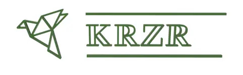 Logo firmy KRZR z geometrycznym symbolem ptaka origami w odcieniach zieleni, umieszczone na białym tle. Minimalistyczny design.