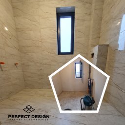 Perfect Design Grzegorz Siudak - Biało-beżowa łazienka z oknem, wykończona płytkami imitującymi marmur. Wstawka pokazuje stan łazienki przed położeniem płytek, z widocznym sprzętem i instalacją.