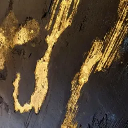 Dekoracyjna ściana z ciemną fakturą i złotymi akcentami, tworząca unikalny wzór. Wykończenie z efektem metalicznym i wyraźną strukturą.