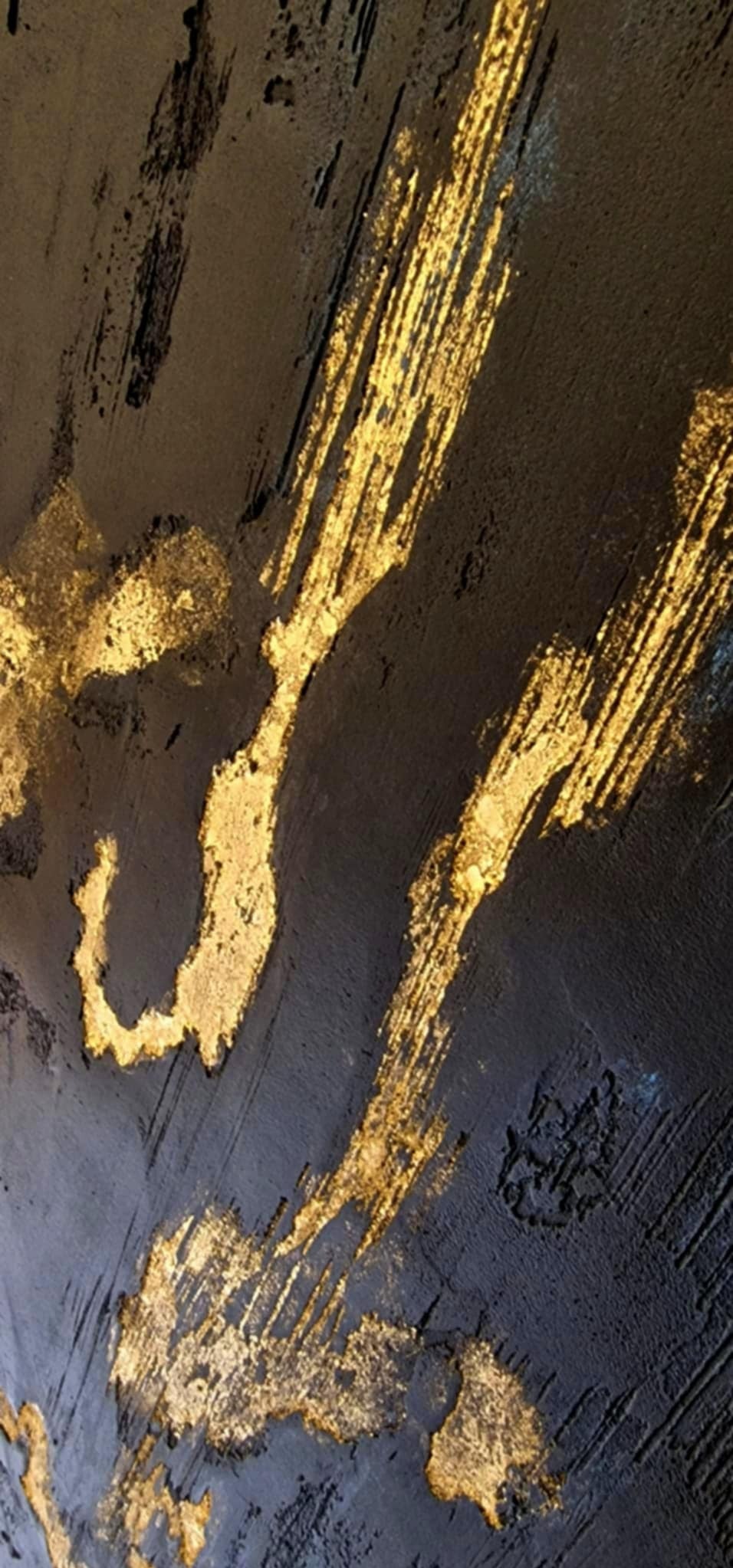 Dekoracyjna ściana z ciemną fakturą i złotymi akcentami, tworząca unikalny wzór. Wykończenie z efektem metalicznym i wyraźną strukturą.