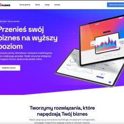Strona internetowa agencji AIFluence z asystentem AI