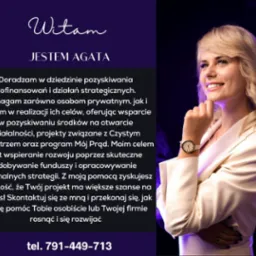 Profesjonalny portret uśmiechniętej kobiety w jasnym żakiecie, z tekstem o doradztwie w pozyskiwaniu dofinansowań i programie Mój Prąd na ciemnym tle.