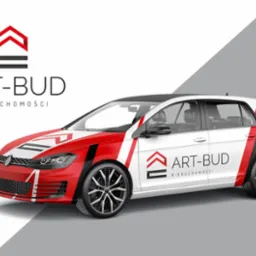 Grafika prezentuje samochód z brandingiem firmy ART-BUD Nieruchomości. Dominuje biel, czerwień i czerń. Logo firmy umieszczone na karoserii. Efektowny design.