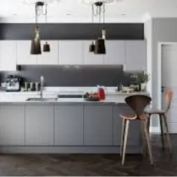 Nowoczesna, jasna kuchnia z szarymi szafkami, wyspą, drewnianą podłogą i designerskimi lampami wiszącymi. Minimalistyczny wystrój wnętrza.