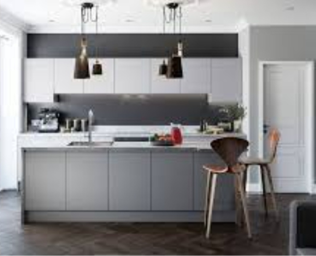 Nowoczesna, jasna kuchnia z szarymi szafkami, wyspą, drewnianą podłogą i designerskimi lampami wiszącymi. Minimalistyczny wystrój wnętrza.