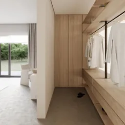 Nowoczesna garderoba z drewnianymi szafami i otwartymi półkami, minimalistyczny design, widok na pokój z oknem i zielenią na zewnątrz. Stonowana kolorystyka, eleganckie wykończenie.