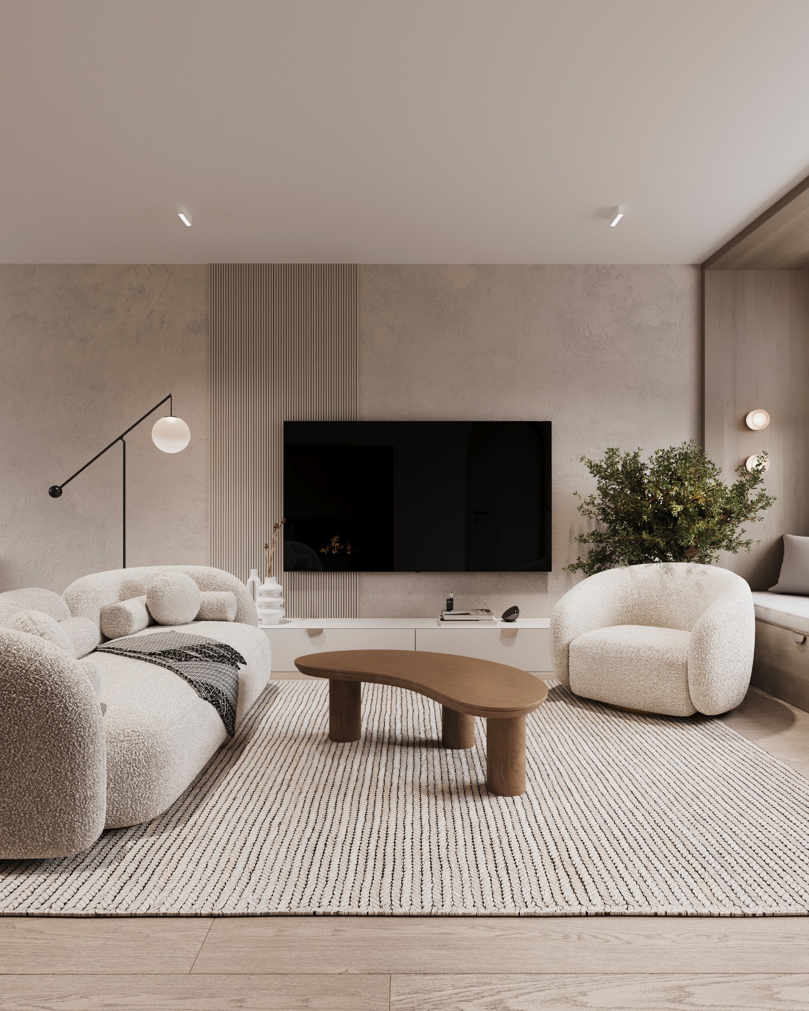 Neutralna aranżacja salonu: pluszowa sofa, fotel, drewniany stolik kawowy na dywanie w paski, TV na tle ściany z lameli i rośliny. Stonowana kolorystyka.
