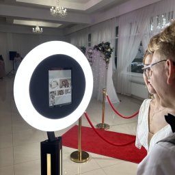 Fotobudka AI lub klasyczna – elegancka stacja do selfie z oświetleniem i możliwością tworzenia magicznych zdjęć w stylu fantasy, retro czy glamour.