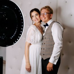 Fotobudka AI lub klasyczna – elegancka atrakcja weselna, która zapewnia piękne zdjęcia i niezapomniane wspomnienia dla gości.