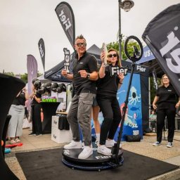 Fotobudka 360 – pełna emocji atrakcja eventowa! Kamera krąży wokół uczestników, tworząc efektowne filmy slow motion i boomerangi idealne na TikToka i Instagrama.