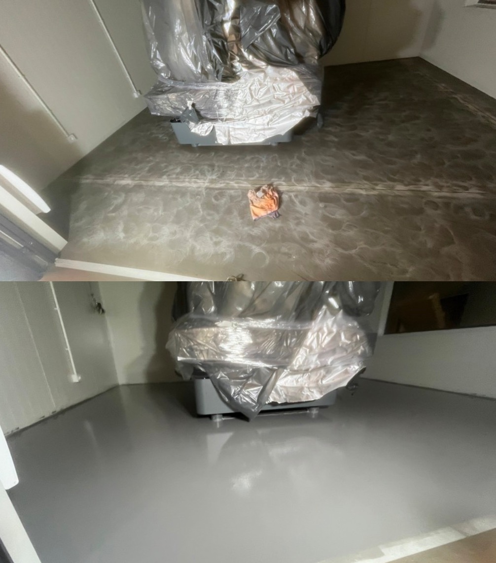 Zdjęcie 'przed i po' prezentujące przemianę podłogi: z nierównej, szarej powierzchni do gładkiej, jednolitej, szarej podłogi. Urządzenie owinięte folią ochronną.