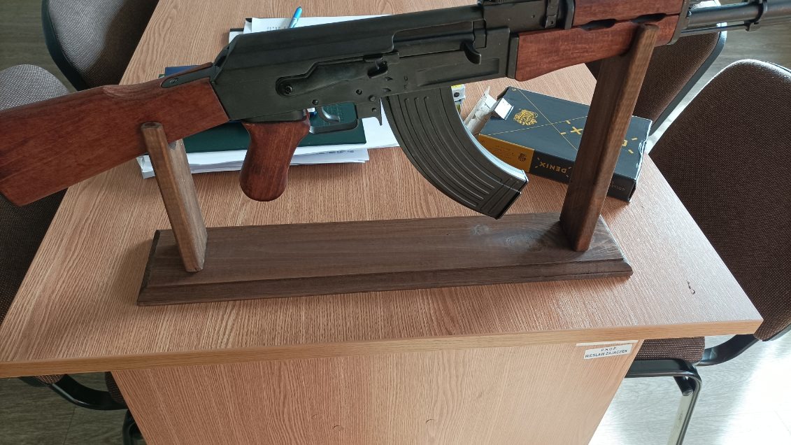 Stojak pod replikę karabinu na prezent