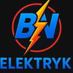 Grafika z niebieskim napisem ELEKTRYK pod logo: okrąg z literami BW przeciętymi pomarańczowo-żółtym piorunem na czarnym tle.