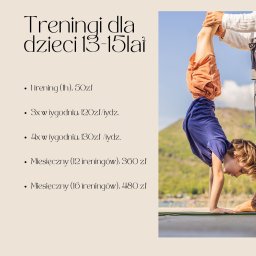 Hornest.gym - Trener pomaga dziecku w staniu na rękach na tle zieleni i błękitnego nieba. Ćwiczenia ogólnorozwojowe dla dzieci w wieku 13-15 lat z trenerem personalnym.