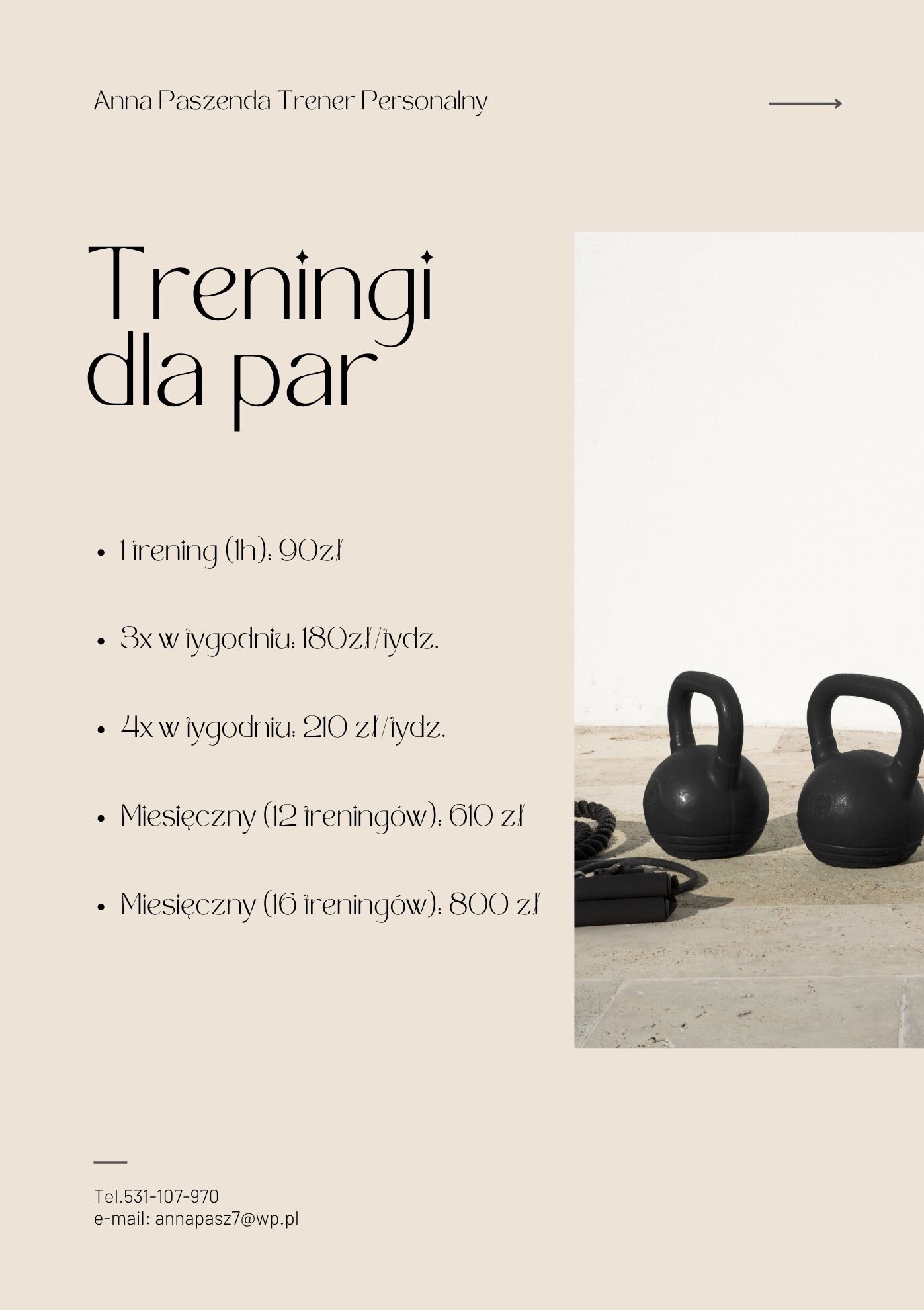 Grafika z ofertą treningów personalnych dla par. Widoczne kettlebells i cennik. Minimalistyczny design w beżowej kolorystyce.